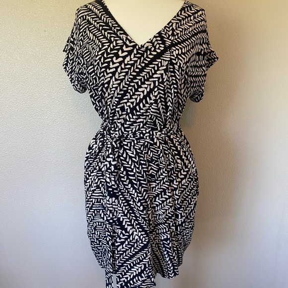 Sseko Black and White Reversible Dress - Picture 2 of 6